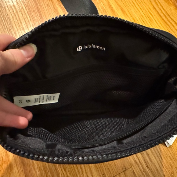 NWT Lululemon Everywhere Belt Bag Large 2L Black - Picture 6 of 7